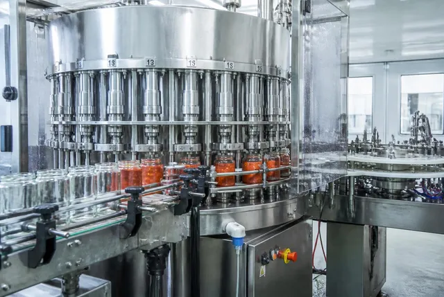 Riempitrice lineare industriale in acciaio inox per prodotti liquidi con ugelli di riempimento