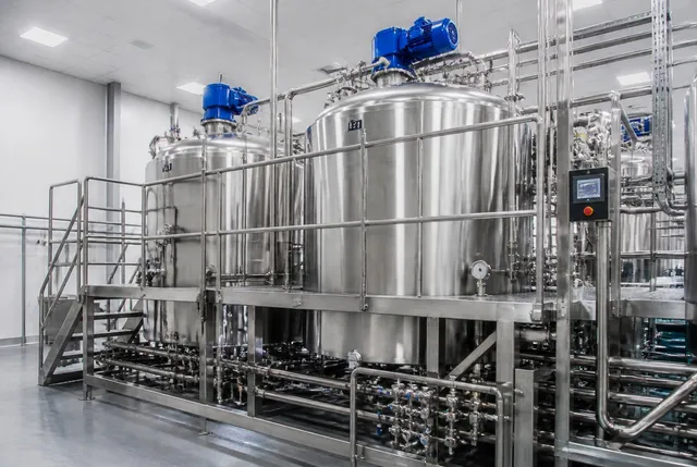Serbatoi di miscelazione in acciaio inox con agitatori e piattaforma di servizio